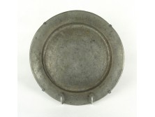 Antik jelzett nagyméretű óntányér vésett 1779 -es évszámmal monogrammal