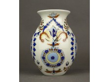 Virágmintás vajszínű Zsolnay porcelán váza 12.5 cm