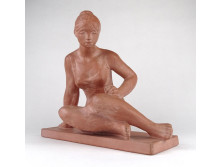 Ifj. Fekete Géza terrakotta ülő nő szobor 1978