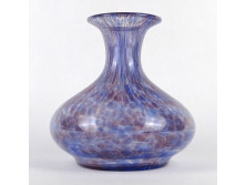 Irizáló kék-piros karcagi fátyolüveg váza 15.5 cm