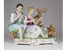 Tavaszi jelenet barokk porcelán szobor talapzaton 17 x 21.5 cm