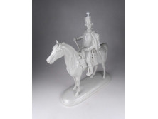 VASTAGH GYÖRGY: Hadik András festetlen Herendi porcelán lovasszobra 32.5 cm