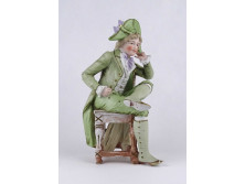 Régi német porcelán széken ülő barokk férfi figura 22 cm