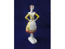 Régi hollóházi porcelán menyecske 24,5 cm